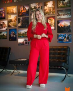 ✨ Maak kennis met Hilde Becker – onze energieke allrounder bij TVDM!
Wat begon als een stageplek 4 jaar geleden, is inmiddels uitgegroeid tot een rol als Projectmanager bij het interieurteam. 💪 En alsof dat nog niet genoeg is maakt ze ook indrukwekkende exterieurvisualisaties. 🏡✨
Van strakke interieurimpressies tot sfeervolle exterieurbeelden, ze draait haar hand er niet voor om. Met oog voor detail, gevoel voor sfeer en altijd een goed overzicht zorgt ze ervoor dat haar projecten op rolletjes lopen.
⚽️In haar vrije tijd is ze te vinden op het voetbalveld en als het mooi weer is springt ze graag op de motor om lekker uit te waaien! 🏍️ Naast deze hobby’s luistert ze graag naar muziek, eigenlijk komt elk genre wel voorbij, maar het liefst zet ze (soft)rock op. 🎧
📸 Op de foto: Hilde bij onze ‘Best of the Month’-wall
#TVDM #TeamTVDM #MeetTheTeam #3DVisualisatie #Interieur #Exterieur #Rendering #VisualStorytelling #VirtualDutchMen #BehindTheScenes #Architectuur #projectmanagement
