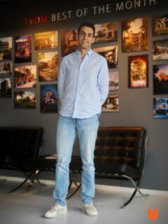 ✨ Maak kennis met Joost Noordink – onze ervaren kracht bij TVDM!
Al 7,5 jaar is hij een vaste waarde binnen het team. Als Projectleider houdt Joost zich bezig met R&D en zorgt hij ervoor dat innovatieve ideeën werkelijkheid worden. 🚀
Joost is iemand die niet alleen processen stroomlijnt, maar ook vooruitdenkt. Hij vertaalt ideeën naar praktische oplossingen en houdt daarbij altijd oog voor kwaliteit.
Naast zijn werk is hij een trotse vader van twee kids 🧑‍🧑‍🧒‍🧒 en pakt hij in zijn vrije tijd graag de fiets. 🚴‍♂️ Zowel onderweg naar het werk als in zijn vrije momenten vind je hem vaak op de pedalen.
📸 Op de foto: Joost bij onze ‘Best of the Month’-wall
#TVDM #TeamTVDM #MeetTheTeam #3DVisualisatie #Exterieur #Rendering #VisualStorytelling #VirtualDutchMen #BehindTheScenes #Architectuur #Projectmanagement