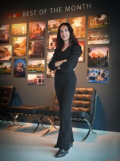 ✨ Maak kennis met Eline Kouijzer – sinds begin juni versterkt ze ons exterieur team!
Met haar passie voor architectuur en 3D-visualisatie voelt Eline zich hier helemaal op haar plek.
Fun fact: dit is niet haar eerste keer bij ons. Tijdens haar studie Media Vormgever – 3D/Animatie liep ze hier haar allereerste stage, toen we nog Archivision heetten.
Van stagiaire naar collega, hoe leuk is dat!
In haar vrije tijd speelt Eline gitaar 🎸, wandelt ze graag, kijkt ze films en series 🎬 en vind je haar in het weekend soms in de kroeg 🍻.
📸 Op de foto: Eline bij onze ‘Best of the Month’-wall
#MeetTheTeam #3DVisualisatie #Architectuur #Rendering #VisualStorytelling #Creative #Houdini #Visuals #TVDM